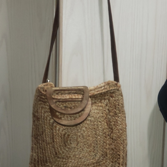 Beautiful,Practically New, Name Brand Purses! Different prices from $15-35 - Picture 3 of 16